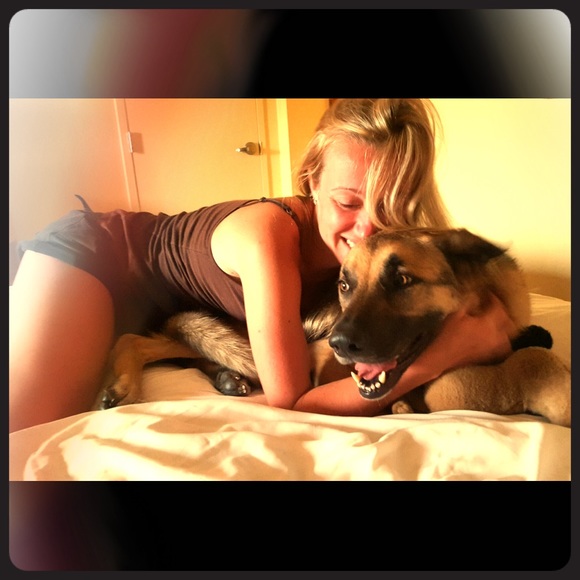 Meet your Posher, Cassandra - Picture 1 of 2